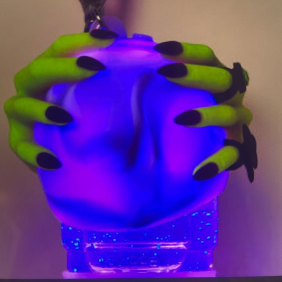 🎃GLOW IN DARK🎃BBW CRYSTAL BALL W/ WITCHY HANDS POCKETBACS HOLDER NWT - Picture 4 of 7